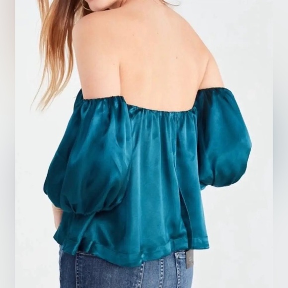 Urban Outfitters Dia Off The Shoulder Silky Top sz small - Picture 3 of 6